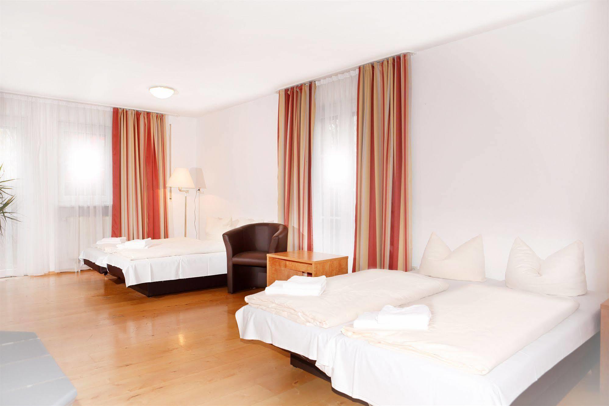 Hotelpension Zum Gockl Allershausen Εξωτερικό φωτογραφία
